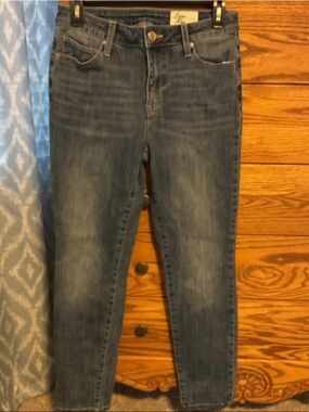 Women's Skinny Jeans in Medium Blue Wash